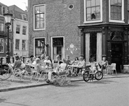 102439 Gezicht op het terras bij het café Donkere Gaard 13 te Utrecht, tijdens de warme zomer van 1975.